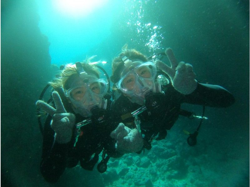 【 冲绳主岛·恩纳村】蓝洞体验深潜和热带鱼和喂养体验深潜 ！ （一个计划）の紹介画像