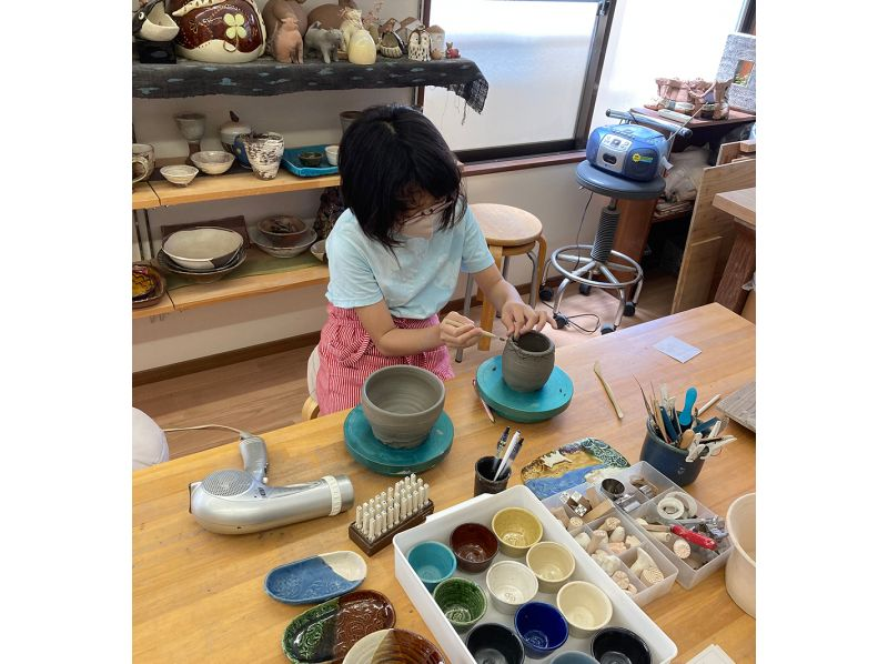 【奈良市内・陶芸体験】手びねり陶芸体験・粘土1㎏で時間内に作った作品はすべて焼きます！｜親子割ありの紹介画像