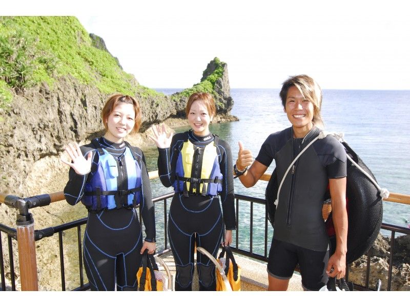 【Okinawa Main Island · Onna Village】 Blue Cave Snorkeling & Tropical Fish feeding Churaumi Snorkeling! (B Plan)の紹介画像
