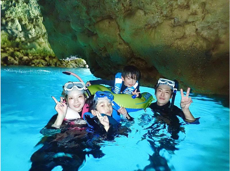 【1組ボート完全貸切】 3歳まで無料　沖縄本島　青の洞窟&クマノミシュノーケル　餌やり体験&写真・動画撮影付き　オプションでダイビングも可の紹介画像