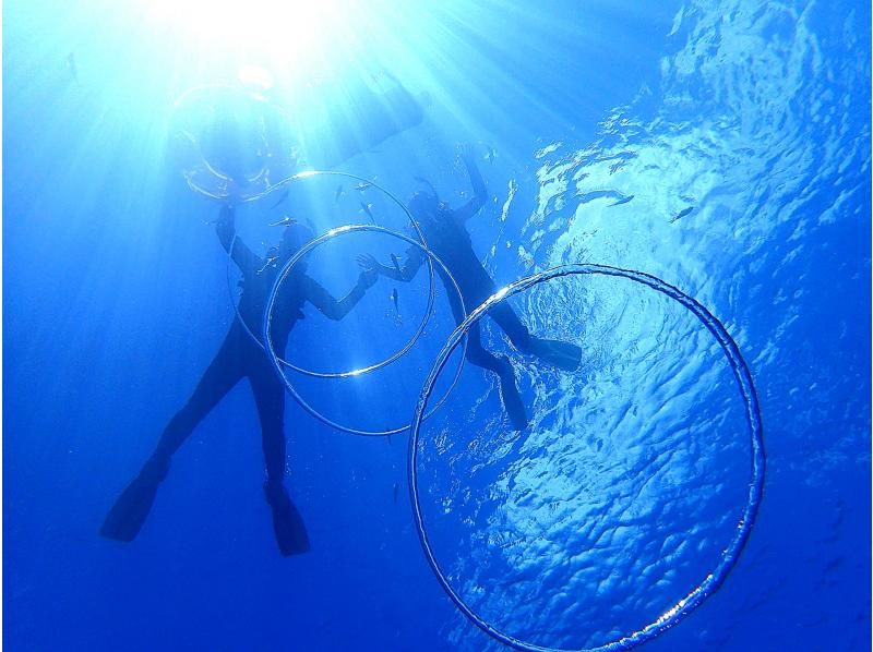 【1組ボート完全貸切】 3歳まで無料　沖縄本島　青の洞窟&クマノミシュノーケル　餌やり体験&写真・動画撮影付き　オプションでダイビングも可の紹介画像