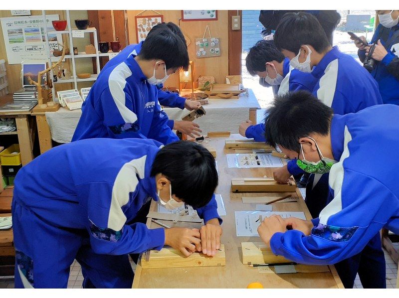 [Nagano/Azumino] Make your own chopsticks for everyday use - Chopstick making experience: Painted Choose the wood and length and sharpen with a plane to make chopsticks that suit you! Take a photo of your completed smile!の紹介画像