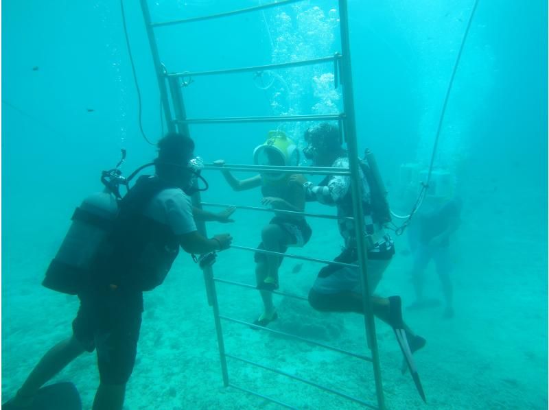[恩納村/名護市/喜璃愈志海灘]“可以乘坐兩次的尖叫拖曳管”+“令人驚嘆的海底漫步海底體驗”の紹介画像