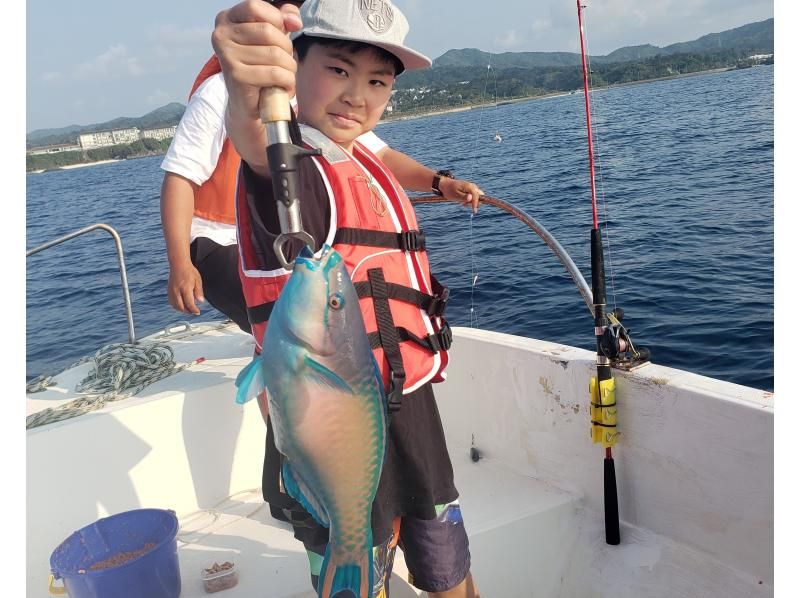 [Okinawa Onna Village] Super summer sale in progress! ! From Kariyushi Beach Soaring popularity! "Boat fishing experience tour" Children and beginners can easily enjoyの紹介画像
