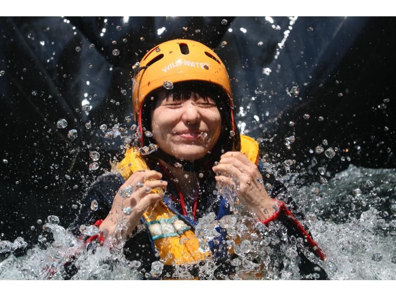 仲間で、家族で！8名以上はお得「団体ラフティング半日コース」の紹介画像