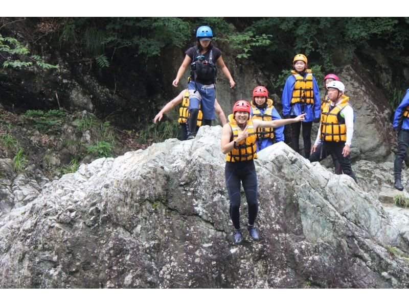 仲間で、家族で！8名以上はお得「団体ラフティング半日コース」の紹介画像