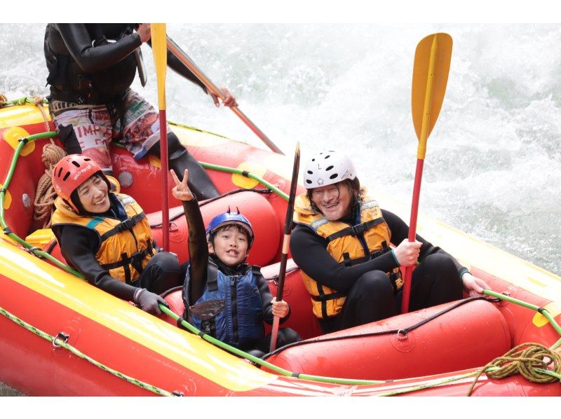仲間で、家族で！8名以上はお得「団体ラフティング半日コース」の紹介画像