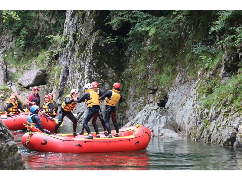 仲間で、家族で！8名以上はお得「団体ラフティング半日コース」の紹介画像