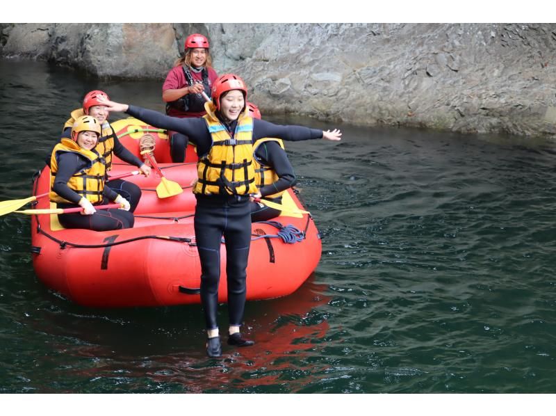 仲間で、家族で！8名以上はお得「団体ラフティング半日コース」の紹介画像