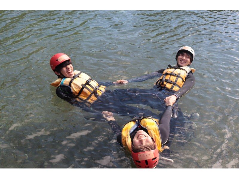 仲間で、家族で！8名以上はお得「団体ラフティング半日コース」の紹介画像