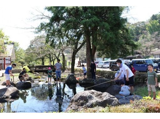 宮崎 高原町 霧島の大自然に囲まれて 手ぶらでニジマス釣り体験 初心者でも気軽に釣れる アクティビティジャパン