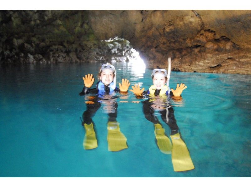 【Okinawa Main Island · Onna Village】 Blue Cave Snorkeling & Unmanned Beach Athletic Kayak! (B + C plan)の紹介画像