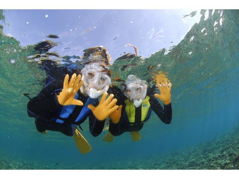 [โอกินาวา-Onna] ดำน้ำดูปะการังถ้ำสีฟ้าและกำลังใจชายหาดเรือคายัคที่ดิน! (แผน B + C)の紹介画像