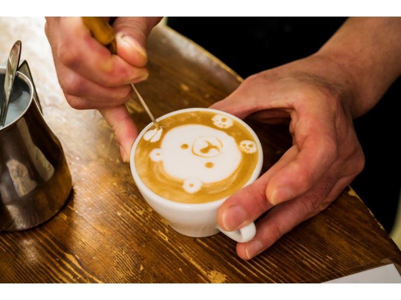 Latte art experience at REICAFE in Wakayama