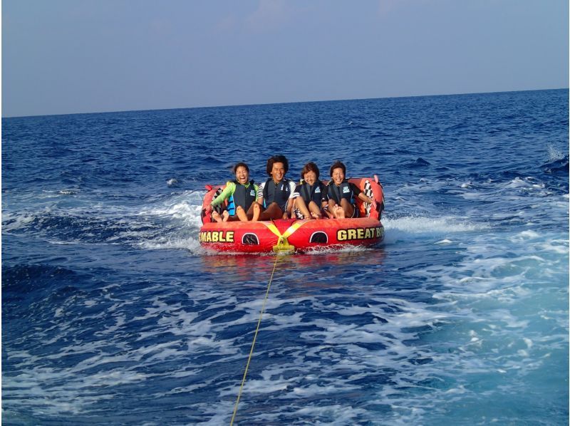 Super Summer Sale 2024 [Onna Village, Nago City, Kariyushi Beach] "Choose from 2 types of thrilling towing tube rides" + "Spectacular sea walk underwater experience"の紹介画像