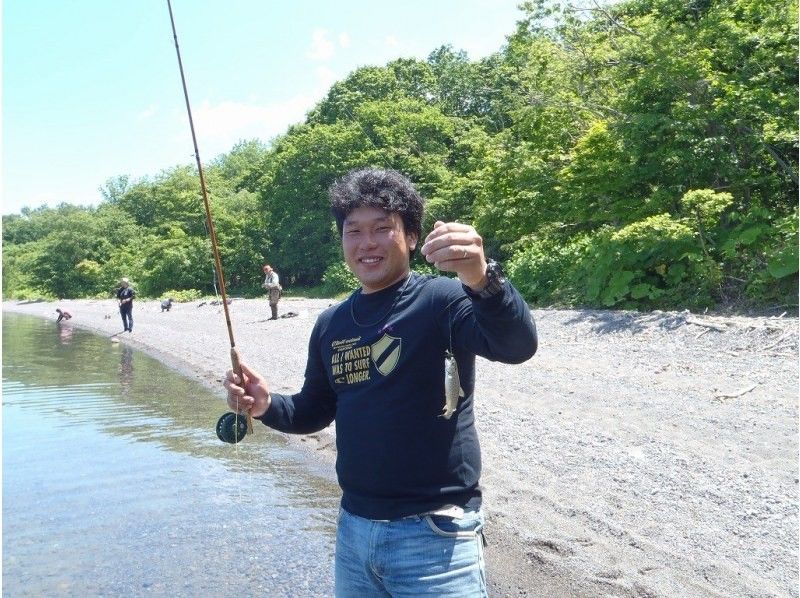 여름의 홋카이도 시코쓰호 관광 투명도 발군! 시코쓰호 블루를 만끽하는 액티비티 체험 레저 낚시 송어 낚시