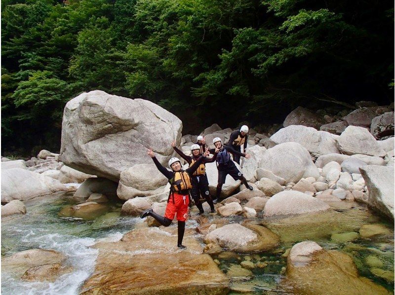 【滋賀・キャニオニング】世界でココだけ！キャニオンスイミング in 神崎川  ひんやり冷た～い水で夏の思い出を！の紹介画像