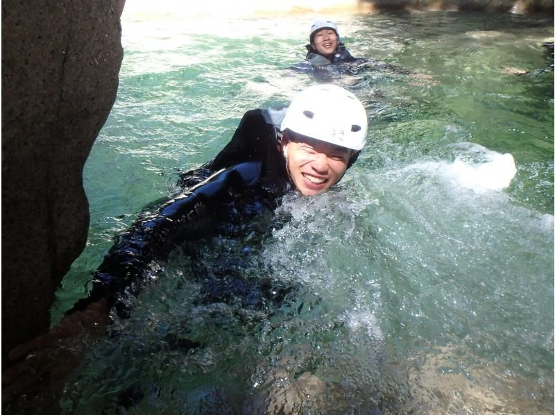 【滋賀・キャニオニング】世界でココだけ！キャニオンスイミング in 神崎川  ひんやり冷た～い水で夏の思い出を！の紹介画像