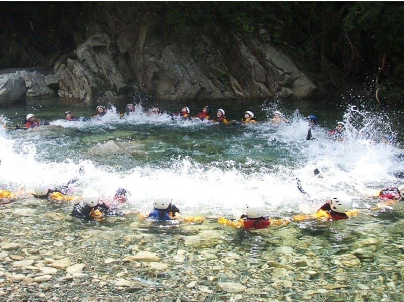 【滋賀・キャニオニング】世界でココだけ！キャニオンスイミング in 神崎川  ひんやり冷た～い水で夏の思い出を！の紹介画像