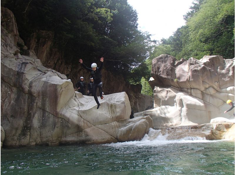 【滋賀・キャニオニング】世界でココだけ！キャニオンスイミング in 神崎川  ひんやり冷た～い水で夏の思い出を！の紹介画像
