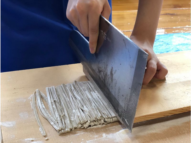 長野・かやぶきの館のそば打ち体験の様子