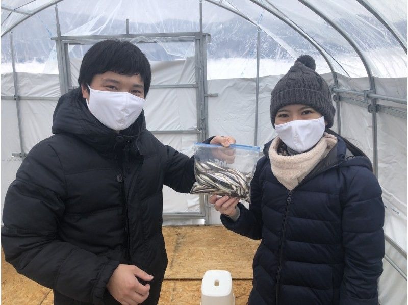 【北海道・南富良野】かなやま湖で氷結ワカサギ釣り！半日体験コースの紹介画像