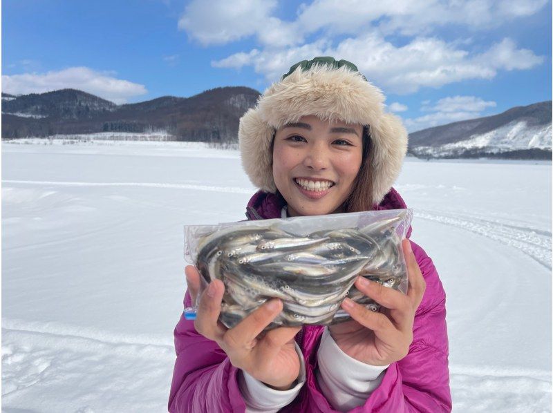 【北海道・南富良野】かなやま湖で氷結ワカサギ釣り！半日体験コースの紹介画像