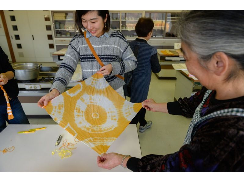 [Yokote City, Akita Prefecture] Make your own sustainable handkerchief dyed with pruned apple tree branches and leaves ★ Tea time includedの紹介画像