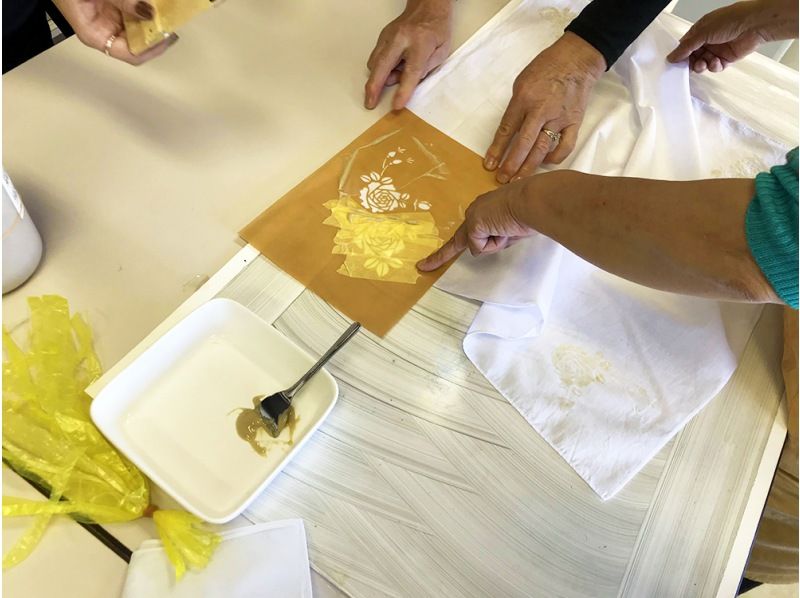 [Yokote City, Akita Prefecture] Make your own sustainable handkerchief dyed with pruned apple tree branches and leaves ★ Tea time includedの紹介画像