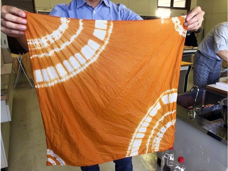 [Yokote City, Akita Prefecture] Make your own sustainable handkerchief dyed with pruned apple tree branches and leaves ★ Tea time includedの紹介画像