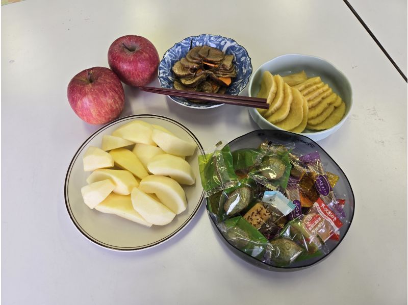 [Yokote City, Akita Prefecture] Make your own sustainable handkerchief dyed with pruned apple tree branches and leaves ★ Tea time includedの紹介画像
