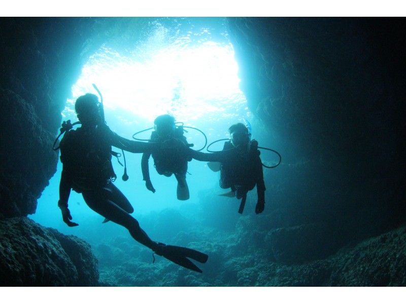 [Okinawa Blue cave] Complete rental tour ☆ peace of mind PADI Instructor lead [boat Diving]の紹介画像