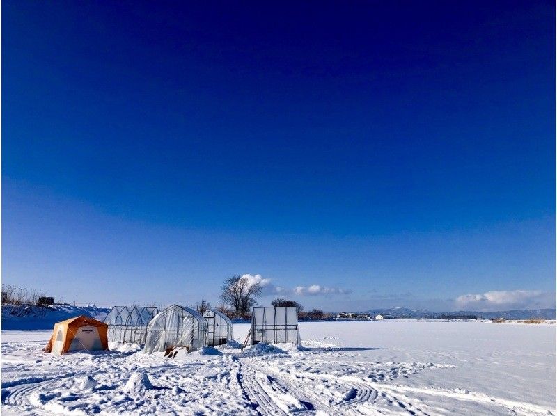 【北海道・札幌近郊】　新篠津しのつ湖南釣り場集合！札幌近郊エコノミーワカサギ釣り体験半日ツアー（ストーブ付きテント釣り、ライトガイドプラン）の紹介画像