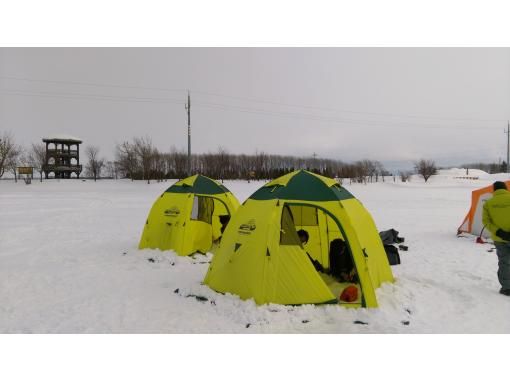 北海道 札幌近郊 新篠津しのつ湖南釣り場集合 札幌近郊エコノミーワカサギ釣り体験半日ツアー ストーブ付きテント釣り ライトガイドプラン アクティビティジャパン