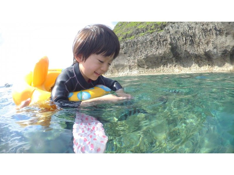 [High probability and easy to bring children because it is a boat] Blue cave snorkeling that children from 1 year old can do | High-quality photos and videos included | Fish feeding included | Spring sale underwayの紹介画像