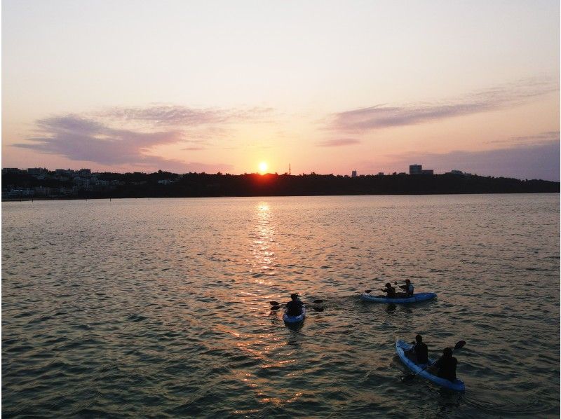 [沖繩、恩納村] 深受情侶歡迎的【日落海上獨木舟】の紹介画像