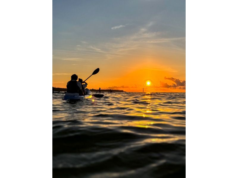 [Okinawa/Onna Village] Spectacular sunset! Tropical Sunset Sea Kayaking | Same-day reservations and sudden participation OK | Ages 1 and up are OK | Come empty-handed and relax | Hot water showers availableの紹介画像