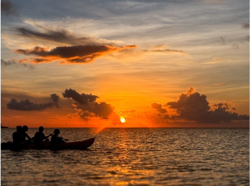 [Okinawa/Onna Village] Spectacular sunset! Tropical Sunset Sea Kayaking | Same-day reservations and sudden participation OK | Ages 1 and up are OK | Come empty-handed and relax | Hot water showers availableの紹介画像