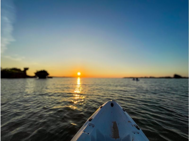 [Okinawa/Onna Village] Spectacular sunset! Tropical Sunset Sea Kayaking | Same-day reservations and sudden participation OK | Ages 1 and up are OK | Come empty-handed and relax | Hot water showers availableの紹介画像