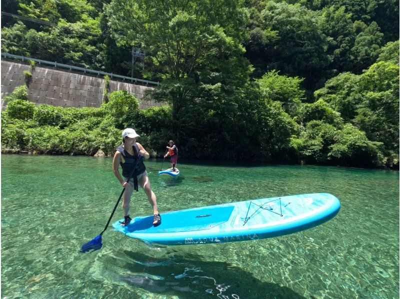 【高知・仁淀川】仁淀ブルーに1番近い場所でSUP～女子旅にオススメ！！。スタッフ全員が有資格インストラクター。ドッグSUP対応店。の紹介画像