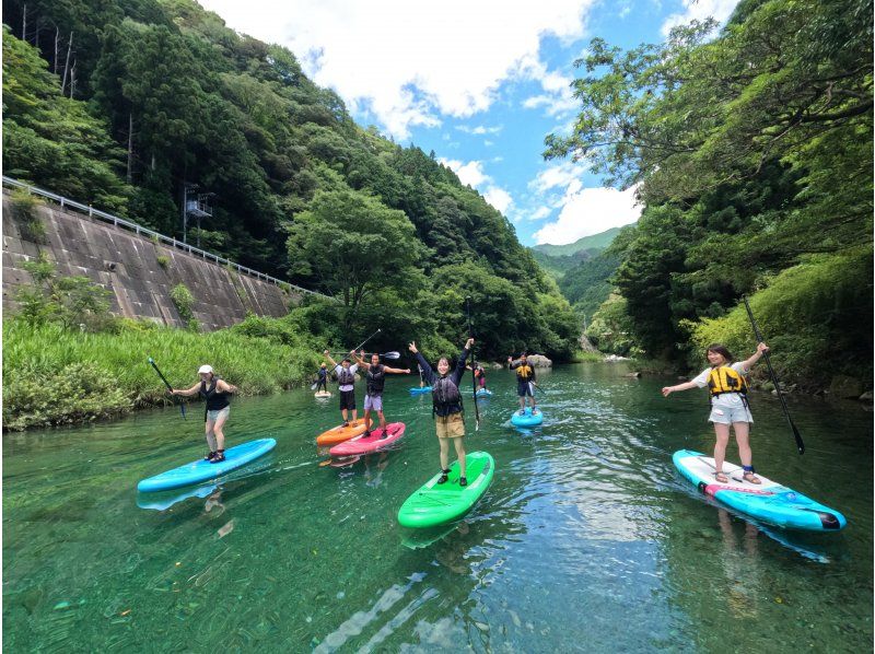 【高知・仁淀川】仁淀ブルーに1番近い場所でSUP～女子旅にオススメ！！。スタッフ全員が有資格インストラクター。ドッグSUP対応店。の紹介画像