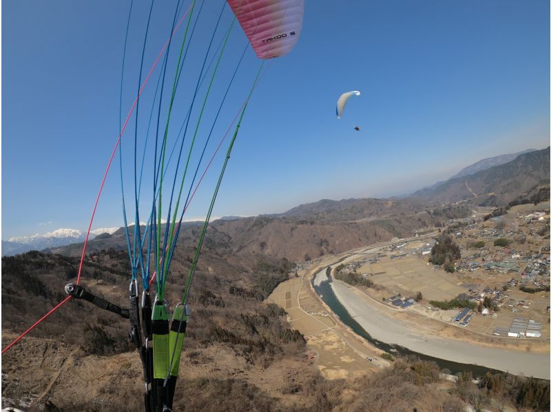 [Limited period from mid-November to mid-April] Two-seater Paragliding tandem flight with an instructor!の紹介画像