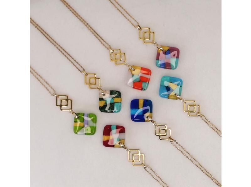 【福岡県・北九州市】ステンドグラスアクセサリー手作り体験、門司港駅３分！ ﾋﾟｱｽ/ｲﾔﾘﾝｸﾞ/ﾈｯｸﾚｽ/ﾌﾞﾚｽﾚｯﾄ/ﾍﾟﾝﾀﾞﾝﾄの紹介画像