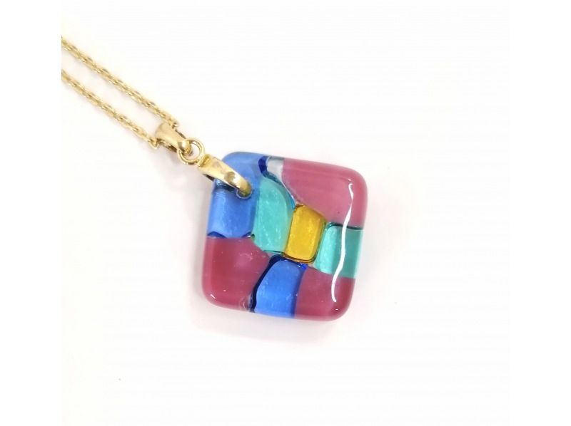 【福岡県・北九州市】ステンドグラスアクセサリー手作り体験、門司港駅３分！ ﾋﾟｱｽ/ｲﾔﾘﾝｸﾞ/ﾈｯｸﾚｽ/ﾌﾞﾚｽﾚｯﾄ/ﾍﾟﾝﾀﾞﾝﾄの紹介画像