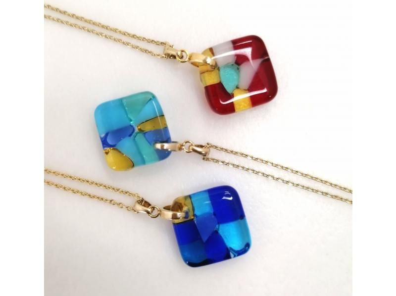 【福岡県・北九州市】ステンドグラスアクセサリー手作り体験、門司港駅３分！ ﾋﾟｱｽ/ｲﾔﾘﾝｸﾞ/ﾈｯｸﾚｽ/ﾌﾞﾚｽﾚｯﾄ/ﾍﾟﾝﾀﾞﾝﾄの紹介画像