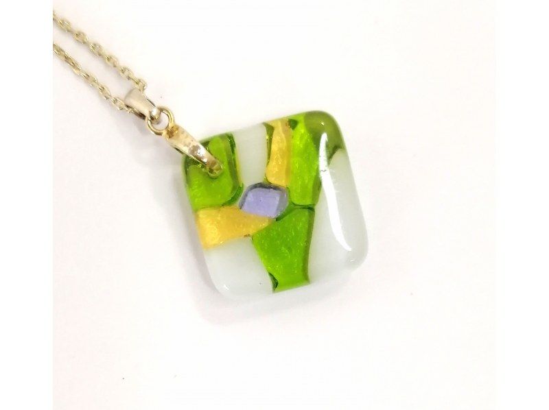 【福岡県・北九州市】ステンドグラスアクセサリー手作り体験、門司港駅３分！ ﾋﾟｱｽ/ｲﾔﾘﾝｸﾞ/ﾈｯｸﾚｽ/ﾌﾞﾚｽﾚｯﾄ/ﾍﾟﾝﾀﾞﾝﾄの紹介画像