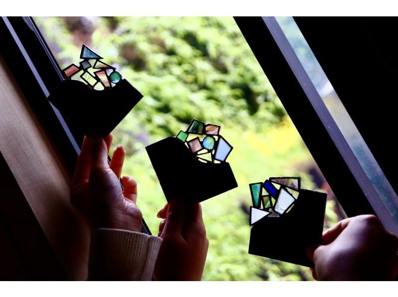 【熊本・南阿蘇】ステンドグラスの手鏡作り体験｜完全一点ものが作れます！の紹介画像