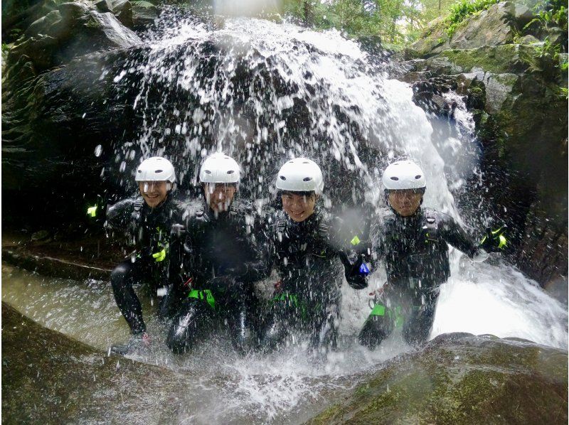 【名護】全力で遊ぶ！シャワークライミング&キャニオニングでスリルと感動を体感の紹介画像