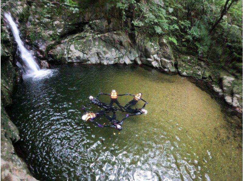 【名護】全力で遊ぶ！シャワークライミング&キャニオニングでスリルと感動を体感の紹介画像