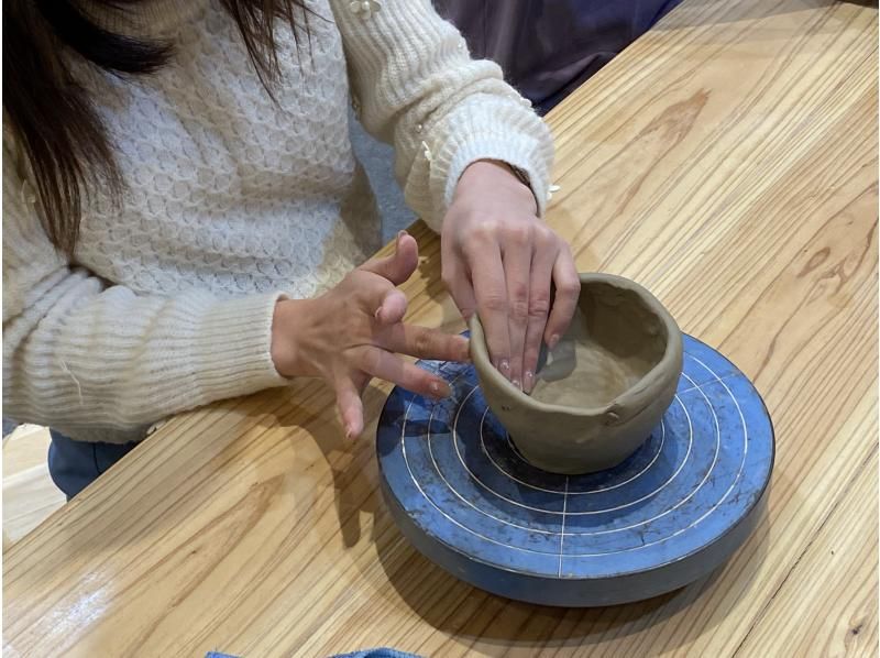 [Kyoto] Experience Kyoto ware and Kiyomizu ware pottery at Umekoji! Feel free to make it by hand using a hand-cranked potter's wheel! A one-of-a-kind vessel in the world to commemorate your trip ♪ Beginners can feel at ease with careful guidance! 2 minutes walk from stationの紹介画像